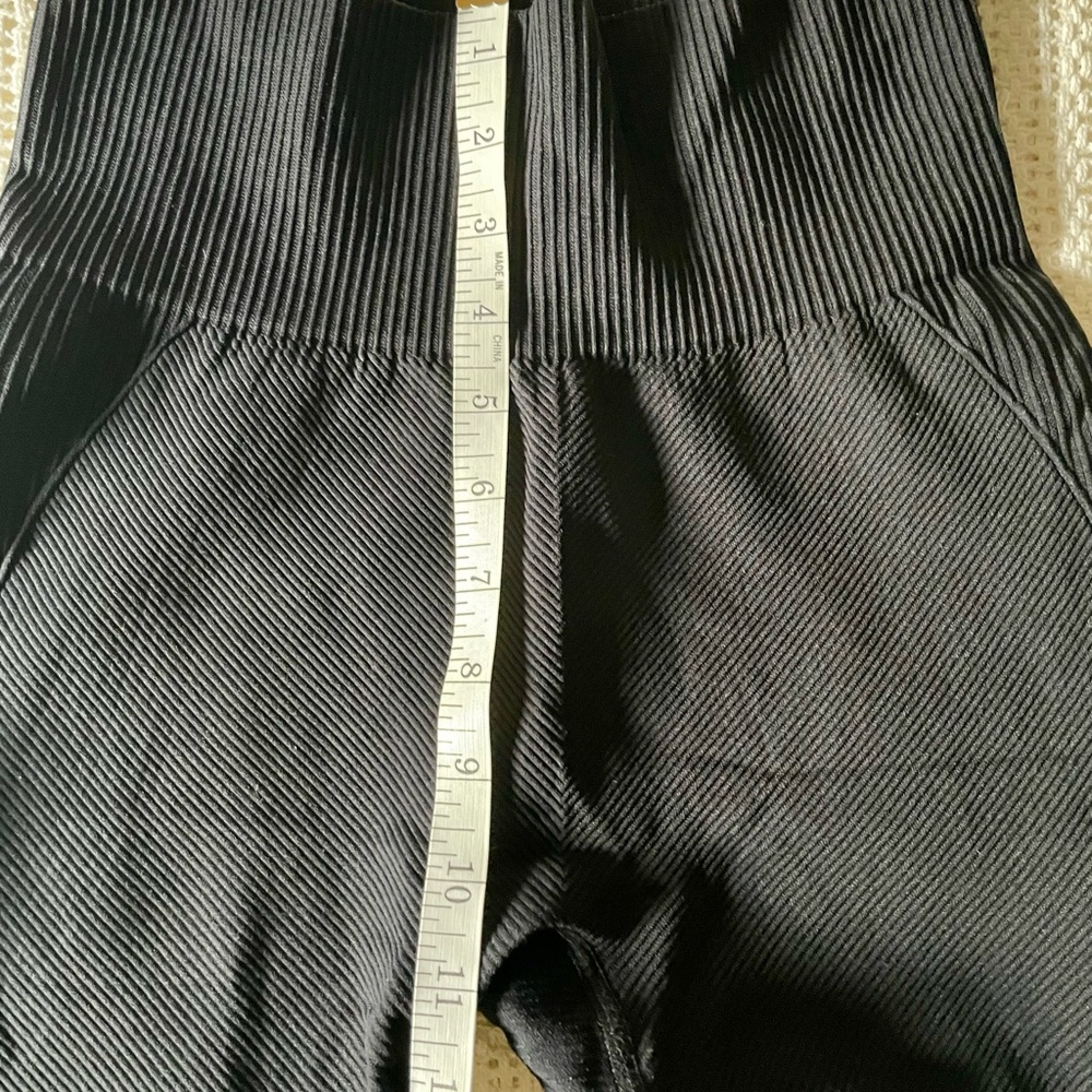 ZYIA Black Angle Grid Performance High
Rise 7/8 24" size 6/8 - Picture 6 of 7